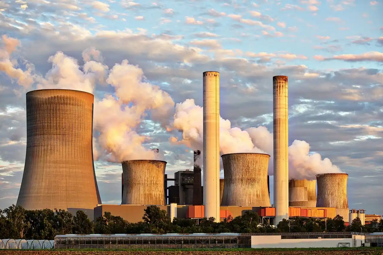 Vista de una central eléctrica con emisiones de humo bajo un cielo nublado / Foto: PB Vista de una central eléctrica con emisiones de humo bajo un cielo nublado / Foto: PB