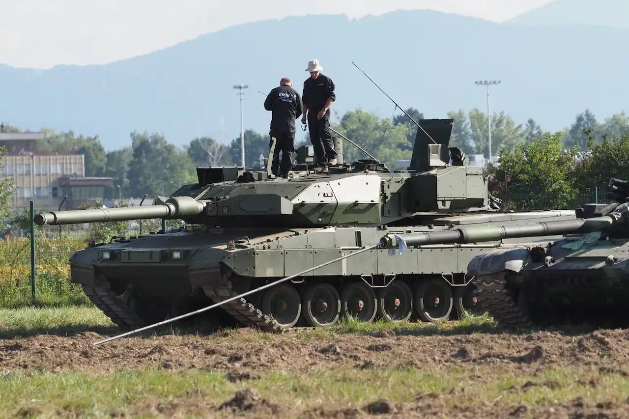 Un carro de combate Leopard 2A7A1 con sistema de protección activa Trophy, expuesto en la feria NATO Days de Ostrava (República Checa) en septiembre de 2023. El Plan Rearm Europe pretende movilizar hasta 800.000 millones de euros para la industria militar / Foto: WMC