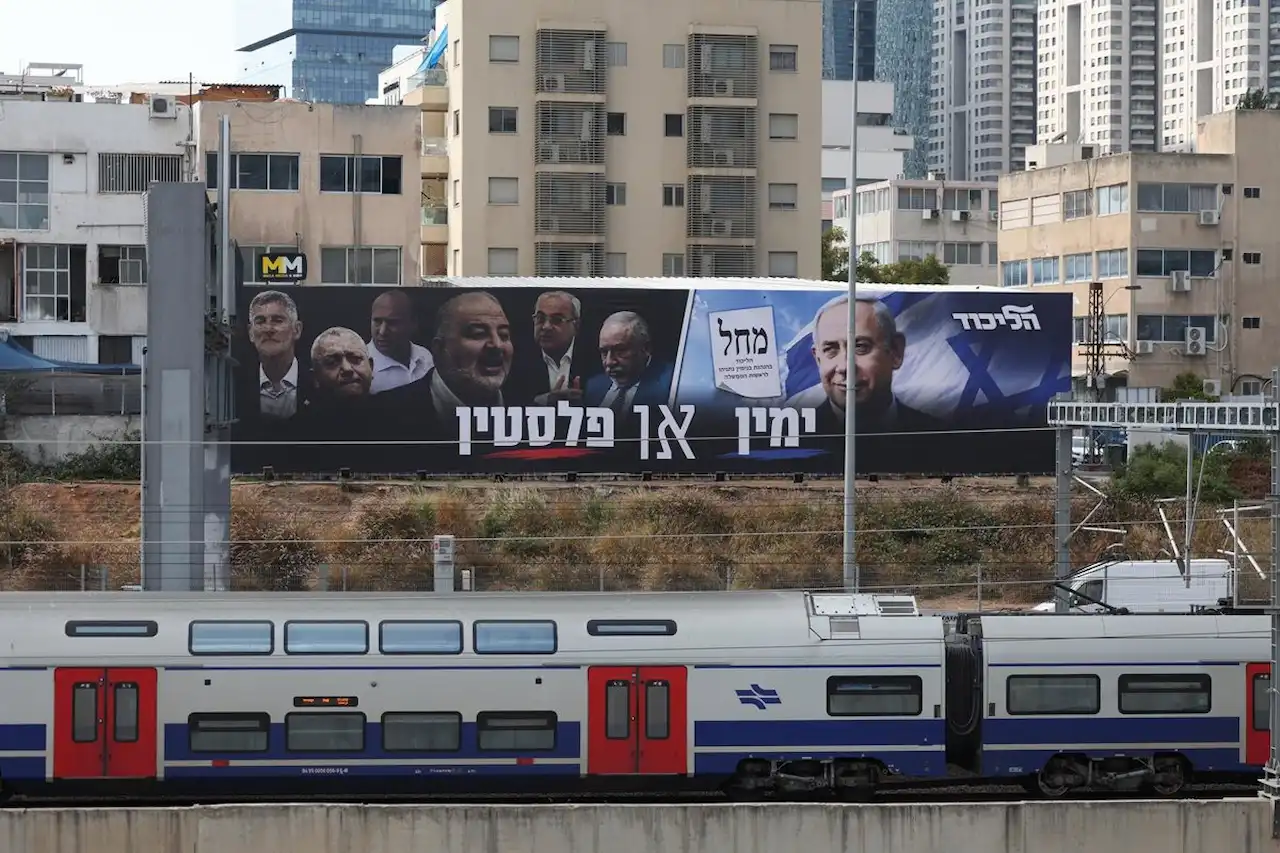 Un cartel electoral en Tel Aviv de cara a las elecciones del 27 de octubre en Israel / Foto: EP