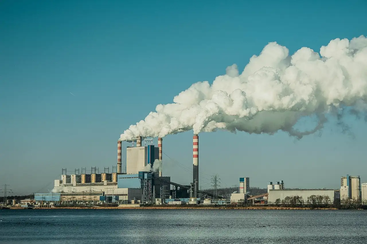 Las chimeneas de una instalación industrial emiten una densa columna blanca mientras los gases de efecto invernadero marcan otro récord / Foto: PB
