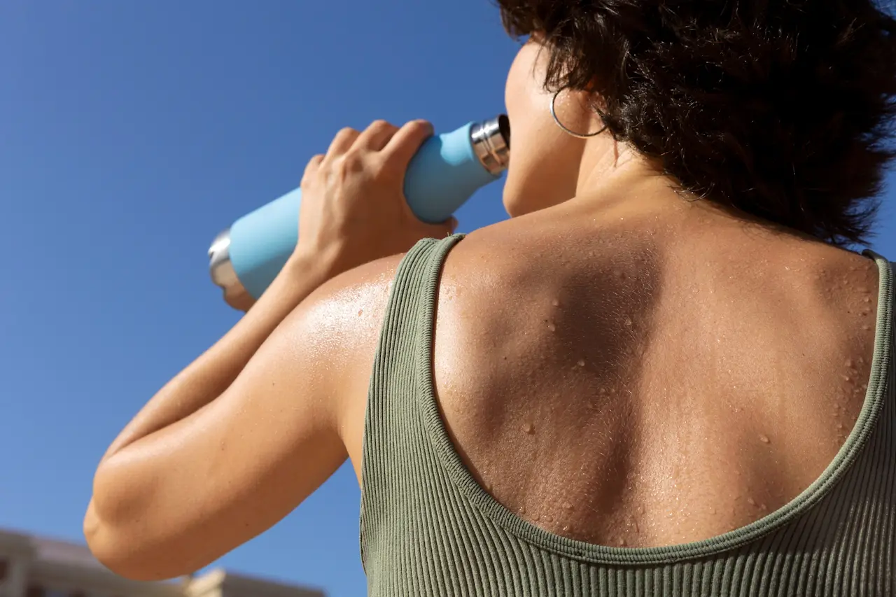 Una mujer bebe agua bajo un sol intenso los fenómenos meteorológicos extremos impulsan el apoyo al voto ecologista en Europa / Foto: FP Una mujer bebe agua bajo un sol intenso los fenómenos meteorológicos extremos impulsan el apoyo al voto ecologista en Europa / Foto: FP