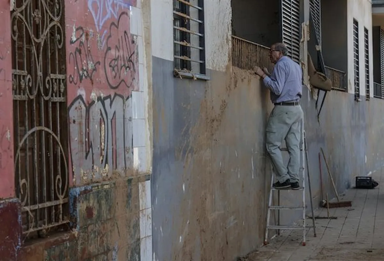 Un hombre observa un edificio afectado por la DANA, a 28 de noviembre de 2024, en Paiporta / Foto: EP