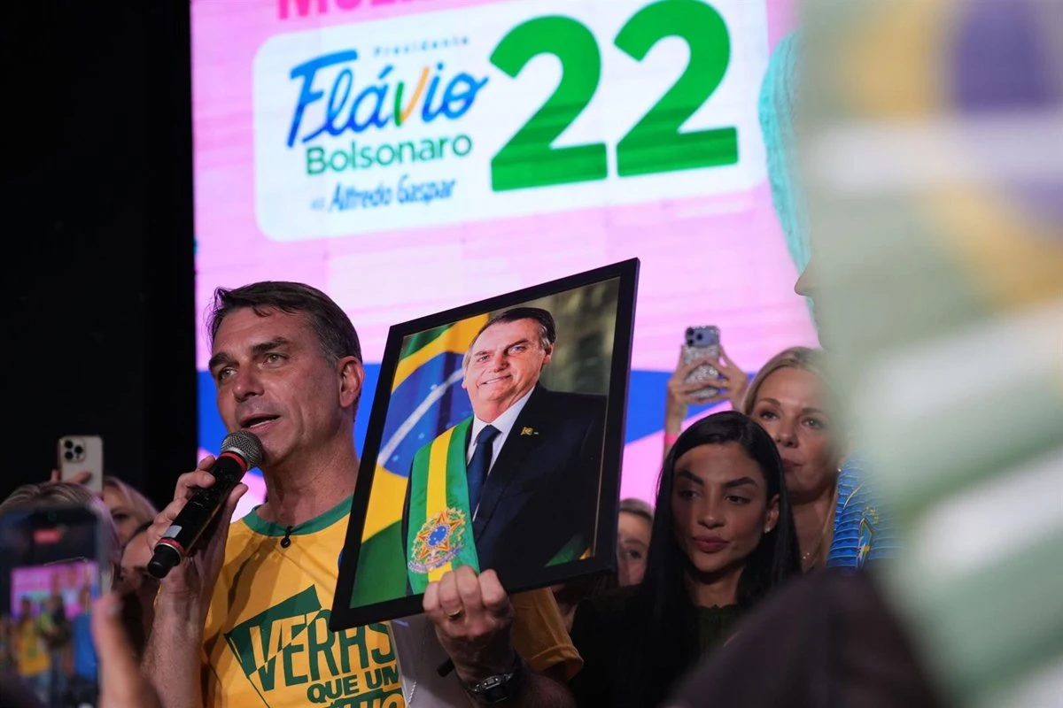 El candidato Flávio Bolsonaro con un retrato de su padre, el expresidente Jair Bolsonaro, en un acto de campaña para la segunda vuelta de las elecciones en Brasil / Foto: EP El candidato Flávio Bolsonaro con un retrato de su padre, el expresidente Jair Bolsonaro, en un acto de campaña para la segunda vuelta de las elecciones en Brasil / Foto: EP