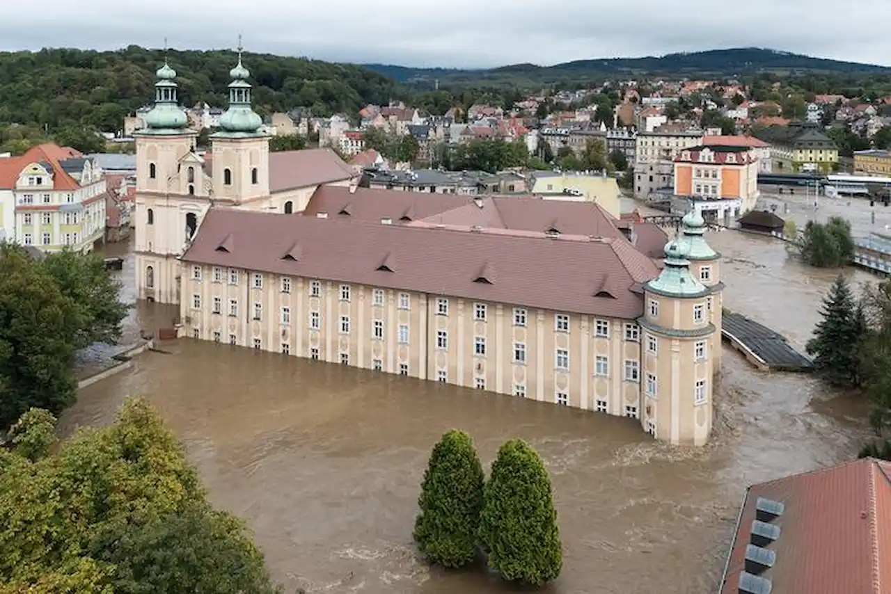 Inundaciones en Kłodzko, Polonia, en septiembre de 2024 el río Nysa Kłodzka inunda los terrenos del monasterio franciscano Inundaciones en Kłodzko, Polonia, en septiembre de 2024 el río Nysa Kłodzka inunda los terrenos del monasterio franciscano