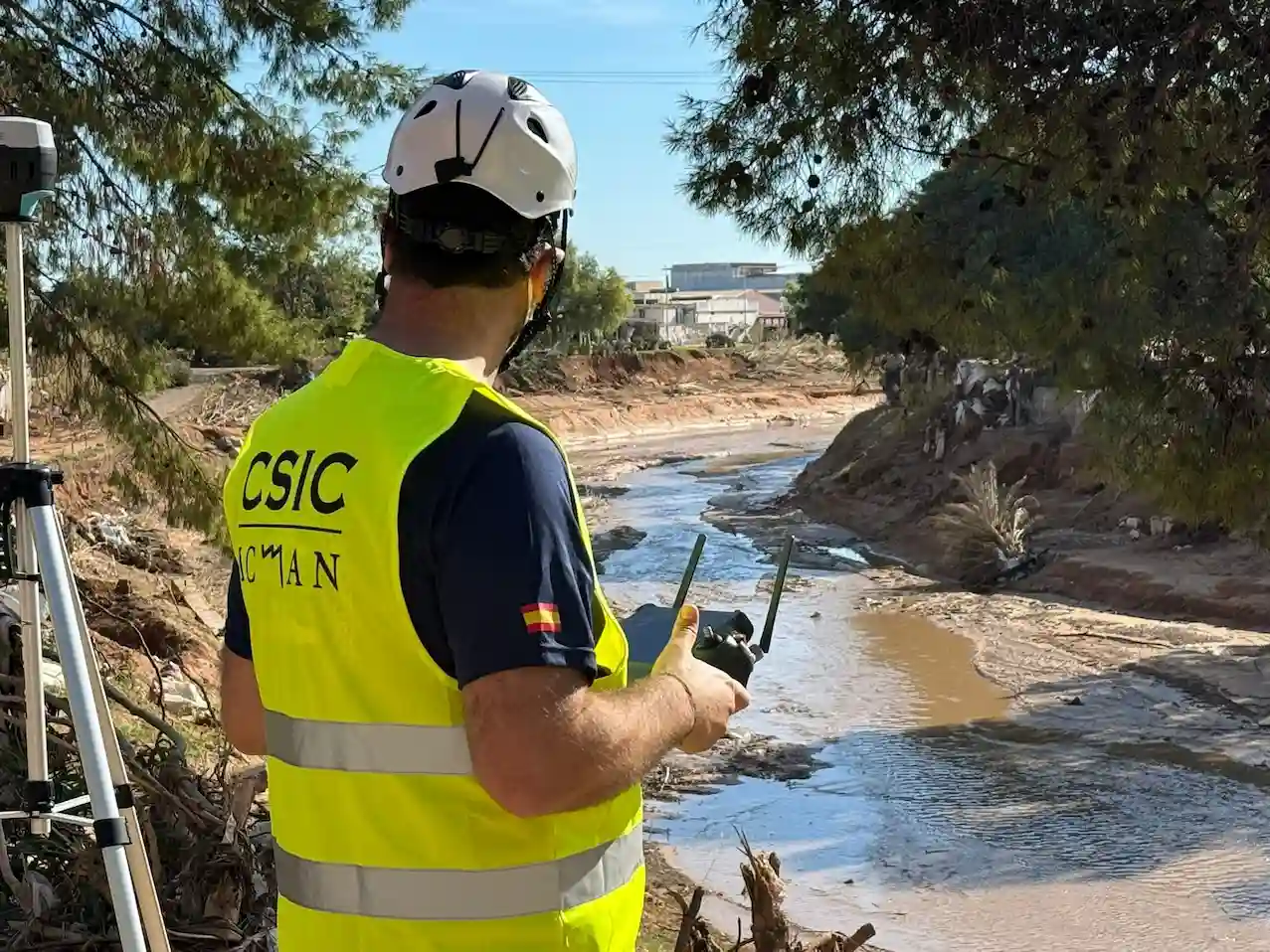 Investigador del CSIC trabajando sobre el terreno