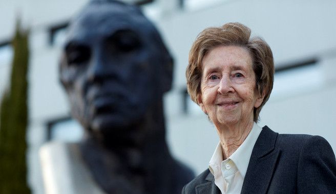 La científica, fotografiada junto a una estatua de su mentor Severo Ochoa / Foto: CSIC