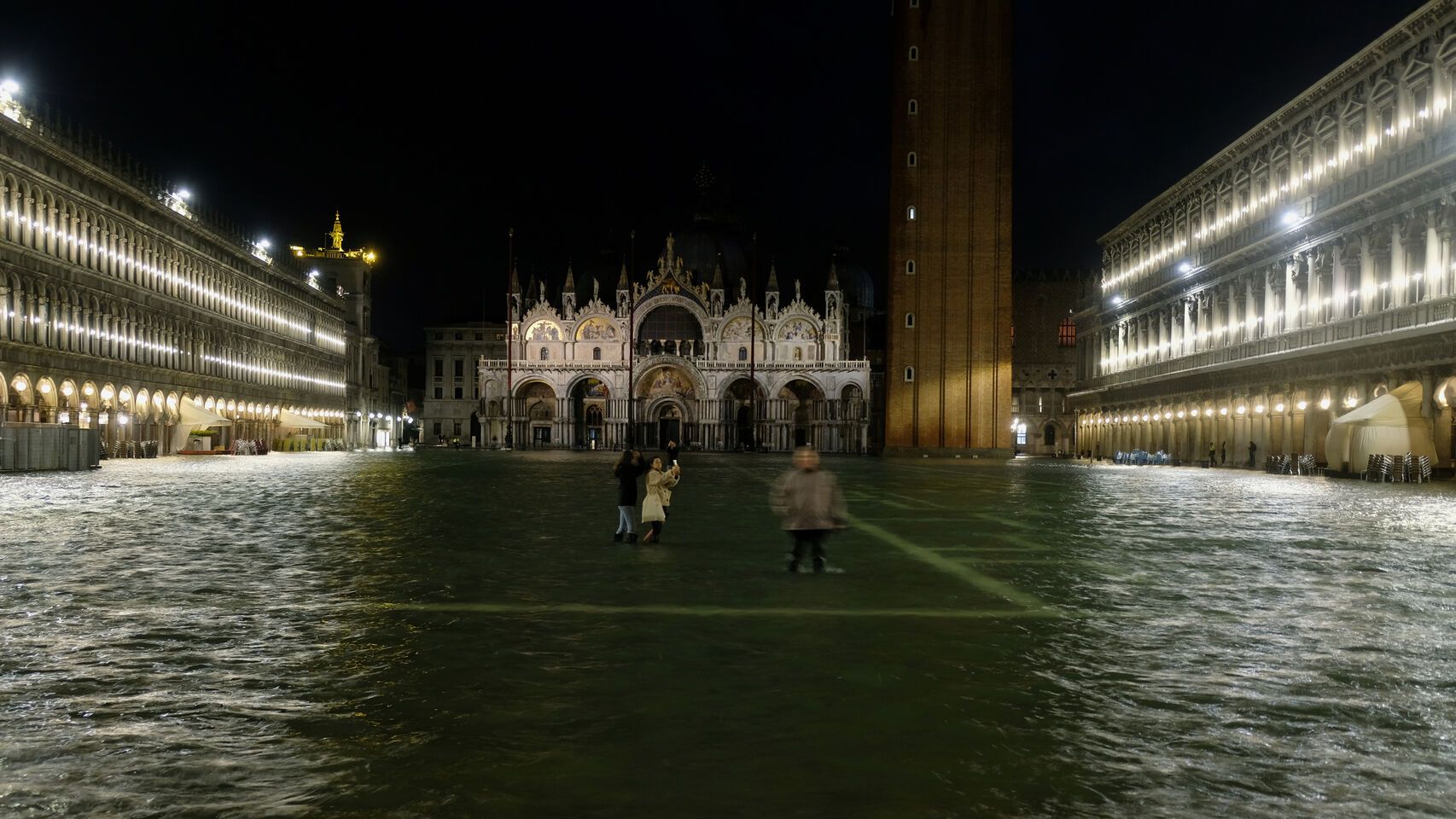 La plaza de San Marcos, el lugar más concurrido de la ciudad, ayer por la noche / Foto: Reuters