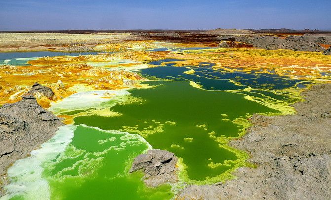 Coloridas piscinas hidrotermales hipersalinas e hiperácidas de Dallol / Foto: Puri López García