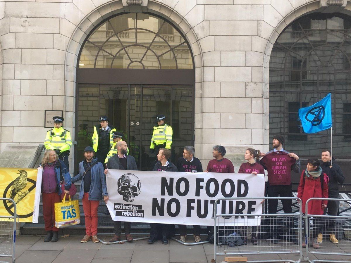 Miembros del grupo se manifiestan en Londres (Reino Unido) anunciando la huelga de hambre / Foto: EP