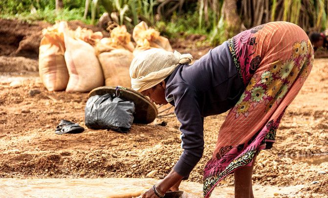 Una mujer trabaja en una zona de campo / Foto: Pixabay