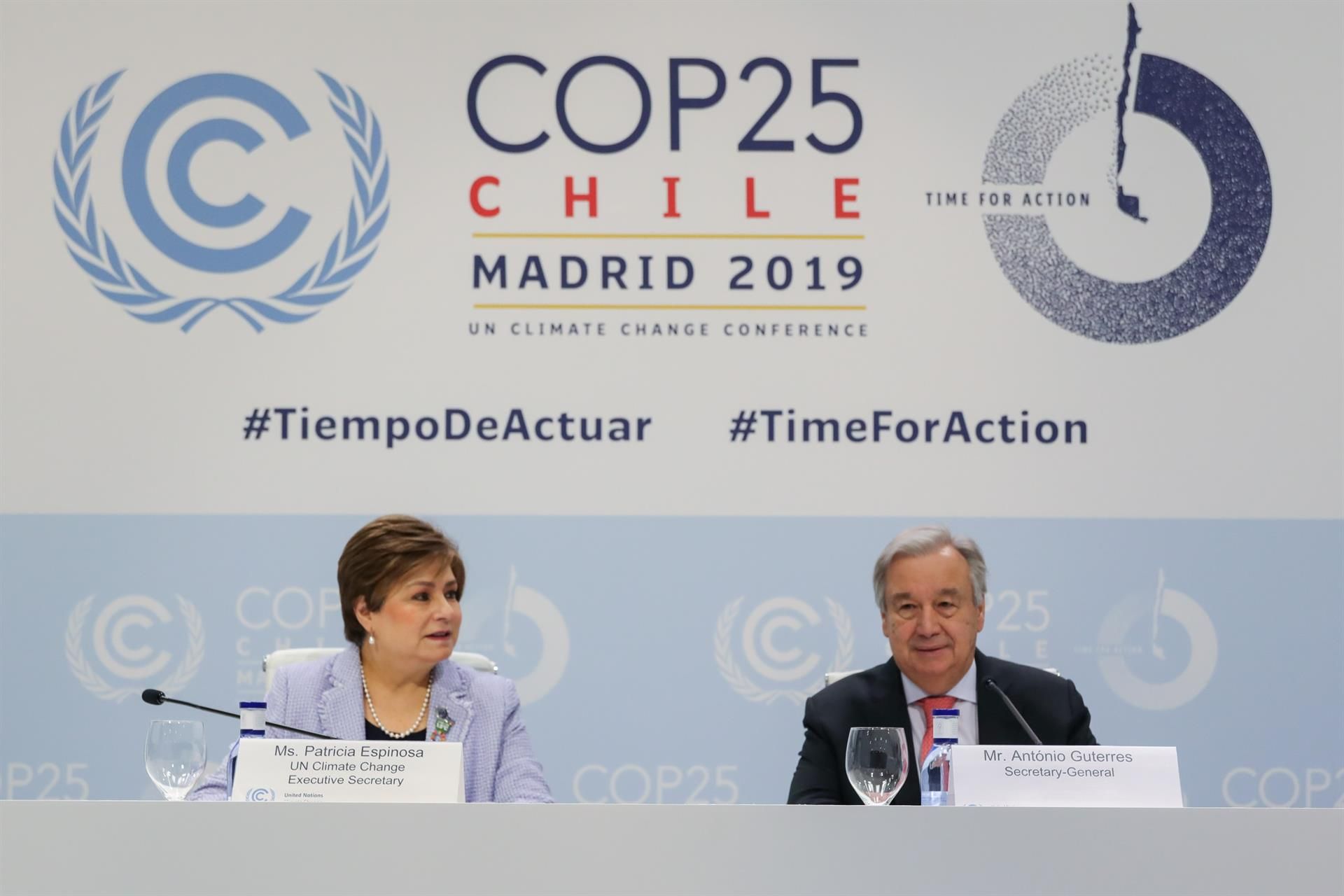 El secretario general de la ONU junto a la responsable de cambio climático de la organización / Foto: Jesús Hellín   EP