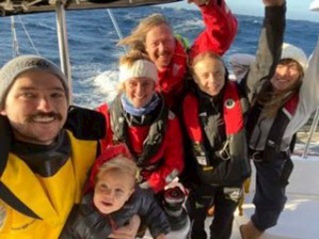 Los pasajeros del catamarán a pocas millas de la costa lisboeta / Foto: Twitter de Greta Thunberg