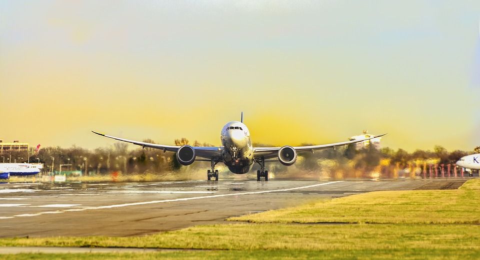 El avión es el modo de transporte que más contamina / Foto: Bilaleldaou