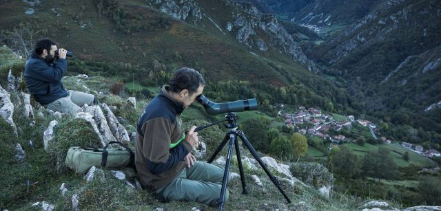 El guarda Juan Díaz (en primer plano) y el director del parque, Luis Fernando Alonso, observando animales con telescopios en el Rozo de la Peral / Foto: Roger Rovira