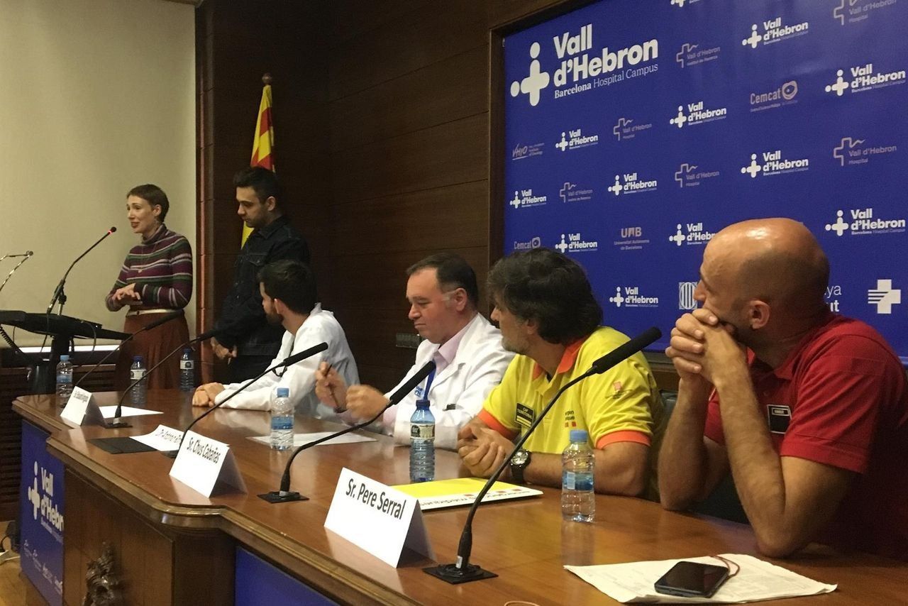 Audrey Mash compareciendo ante la prensa acompañada de su marido y miembros de los equipos médicos y de rescate / Foto: EP