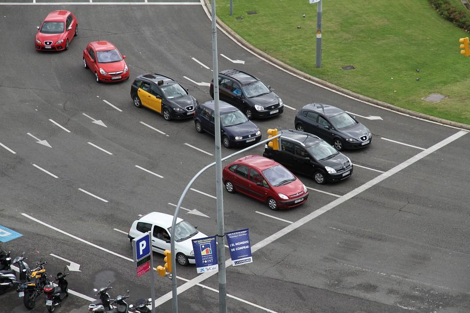 Coches esperando en un semáforo en la plaza de Espanya de la capital catalana / Foto: Jarmoluk