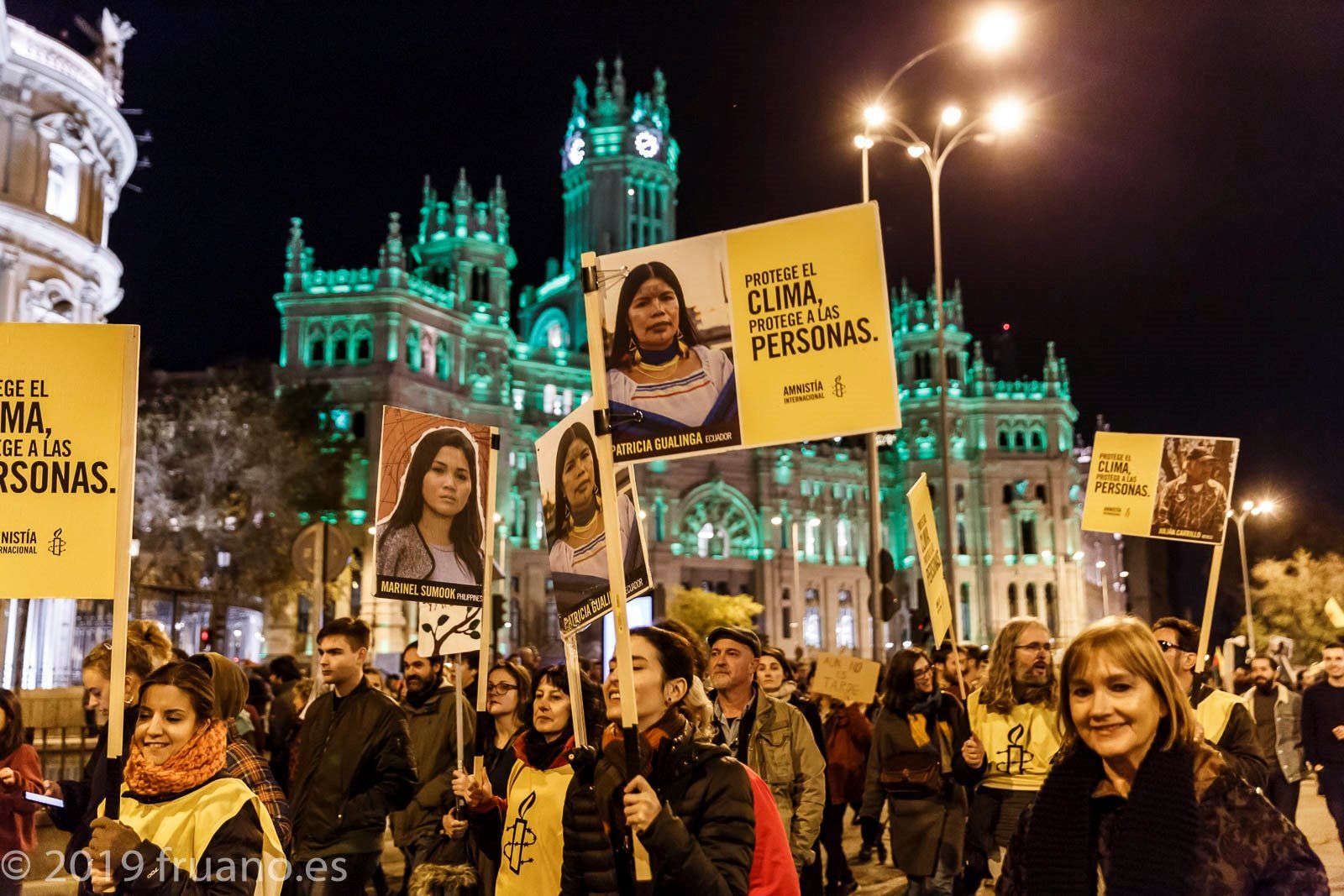 Jóvenes manifestándose por el clima por las calles de Madrid / Foto: AI
