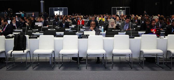 Las delegaciones de los países durante las últimas horas de la cumbre / Foto: UNclimatechange