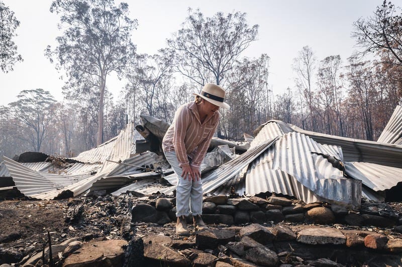 Melinda Plesman observa los restos de su vivienda arrasada en Nymboida, en Nueva Gales del Sur / Foto: Greenpeace Australia