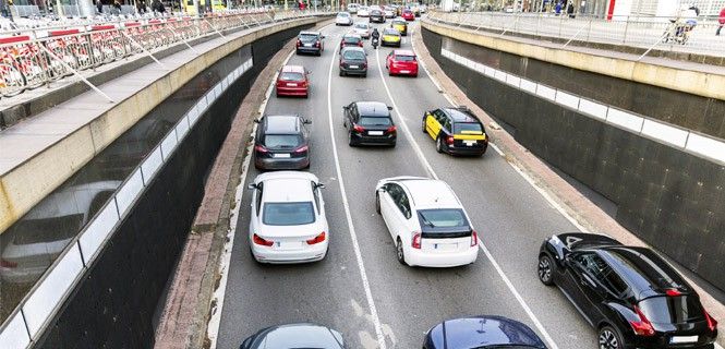 Un atasco en hora punta en la Gran Vía de Barcelona / Foto: Alberto Pomares