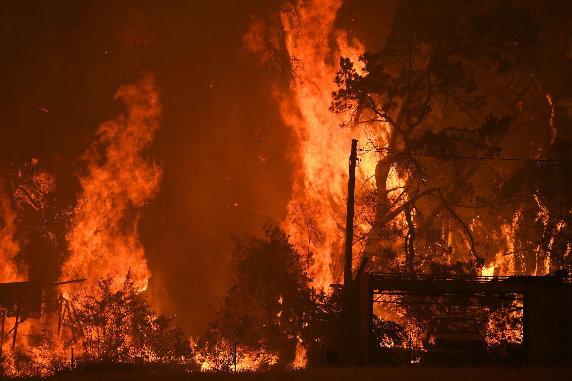 Las llamas alcanzan una vivienda en el sureste australiano / Foto: Dan Himbrechts / AAP / DPA
