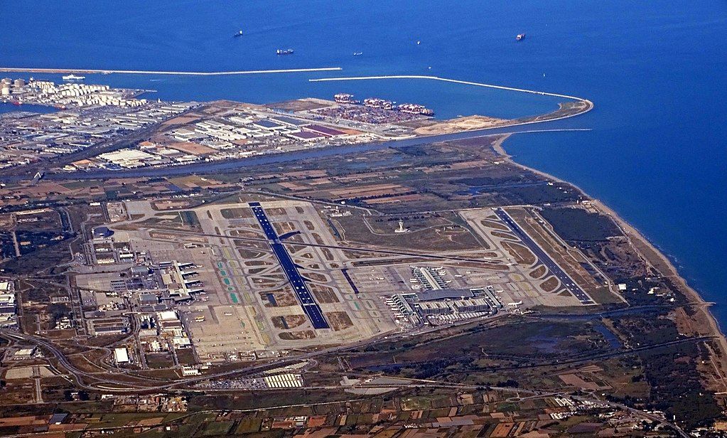El aeropuerto barcelonés está situado muy cerca de las instalaciones del puerto / Foto: Viquipèdia