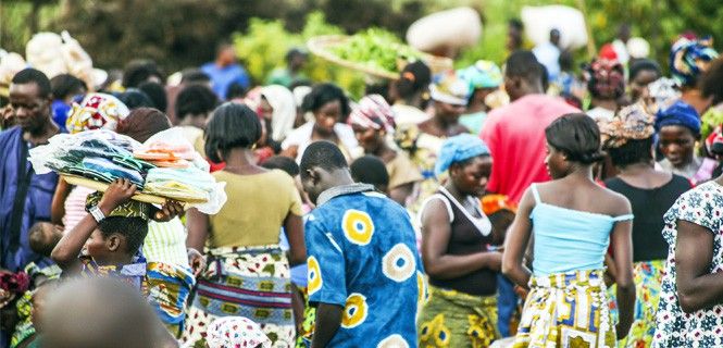  Día de trabajo en el mercado de Abomey-Calavi, en la ciudad africana de Benín / Foto: Peeterv