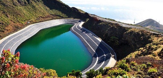 El depósito superior de agua con capacidad para 380.000 metros cúbicos / Foto: Gorona del Viento El Hierro