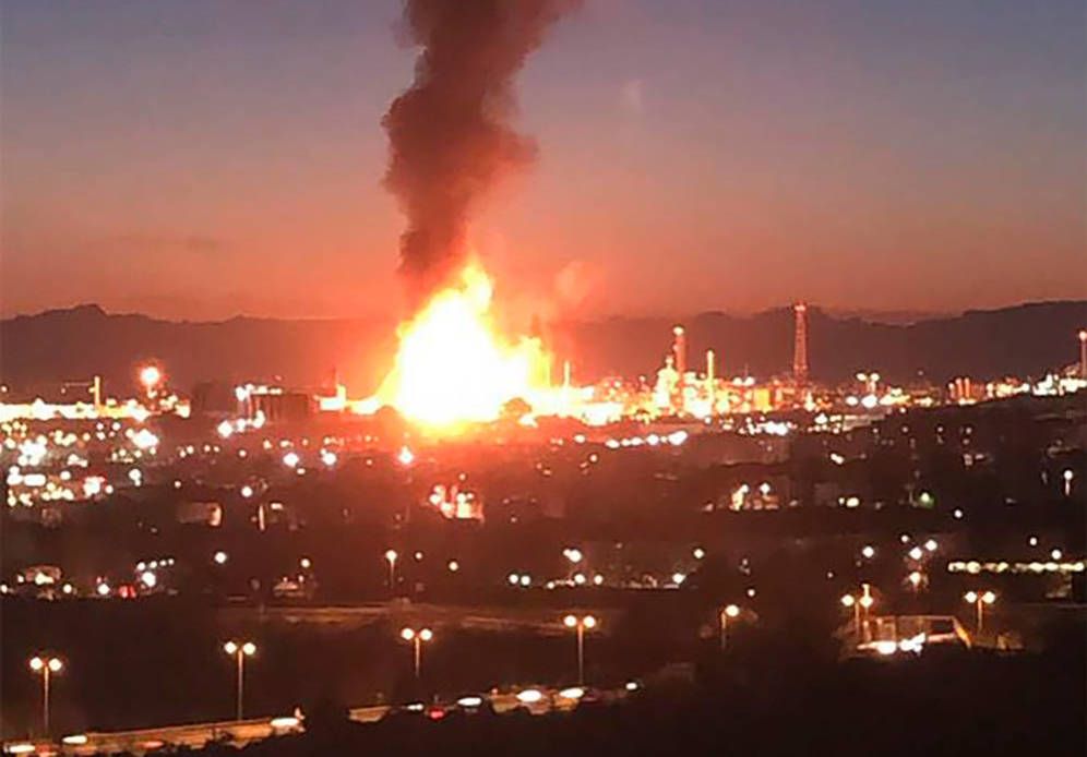 Imagen de la planta en llamas y la gran columna de humo / Foto: El Confidencial