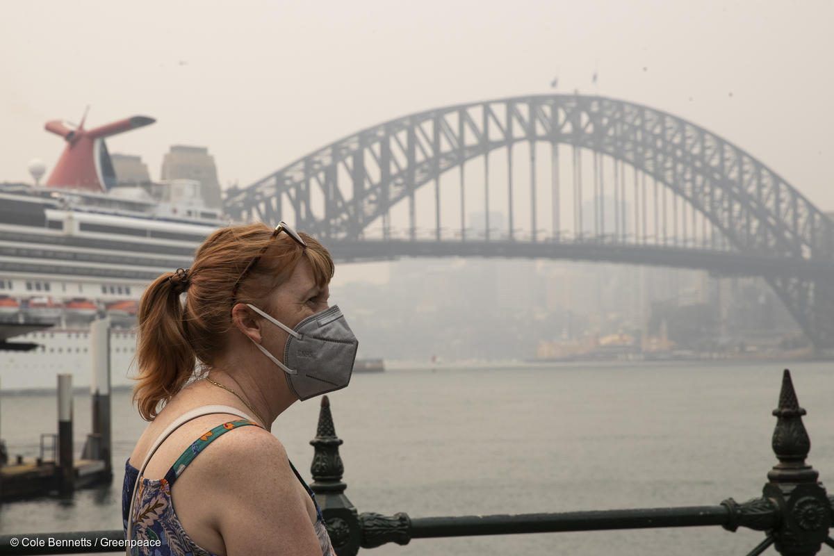Una mujer se cubre con una máscara para evitar inhalar el humo que cubre Sidney / Foto: Cole Bennetts - Greenpeace