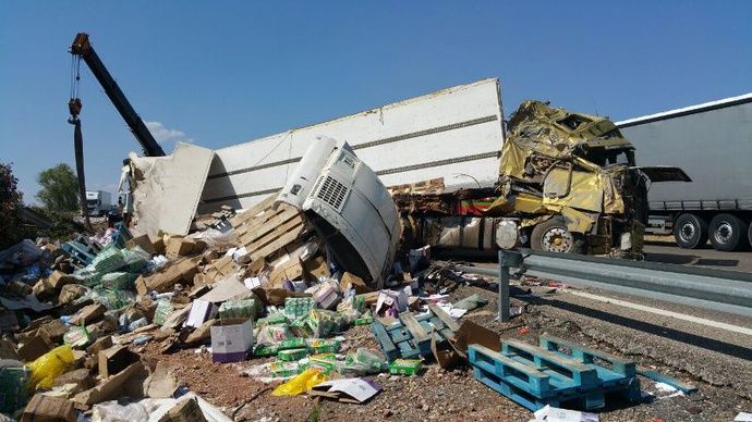 Mercaderías víctimas de un accidente de tráfico / Foto: Iberperitas