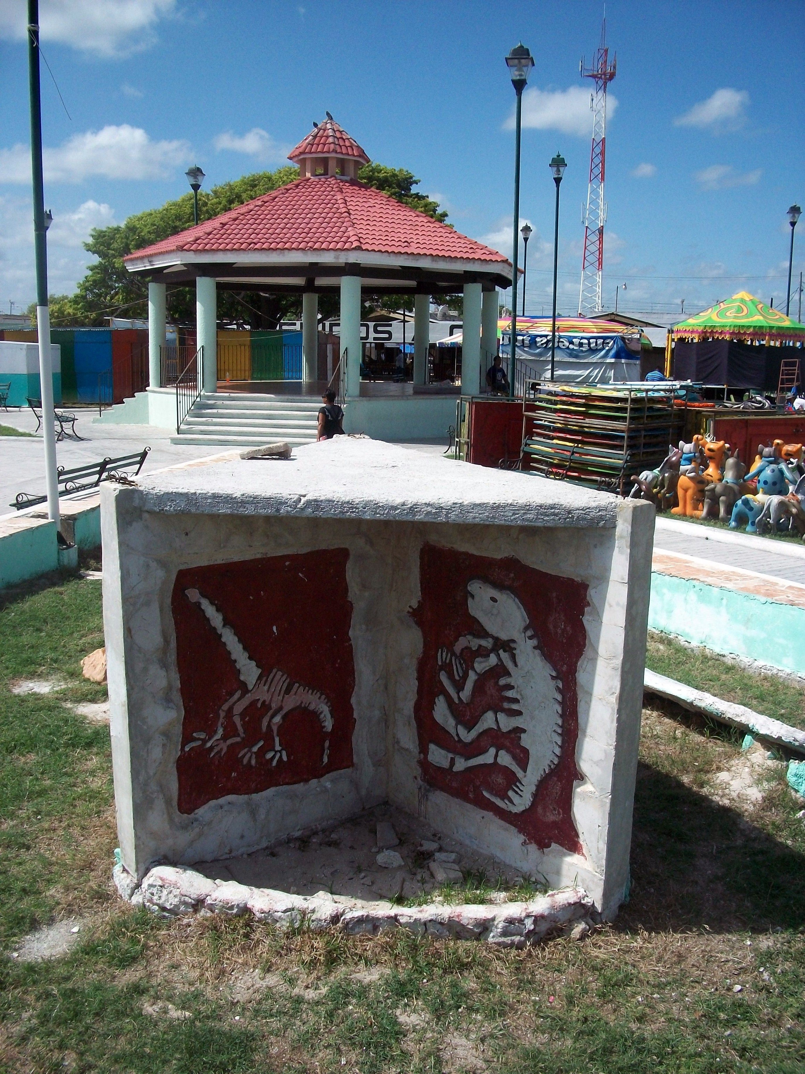 Monumento situado en un pueblo en el centro del cráter / Foto: Wikipedia