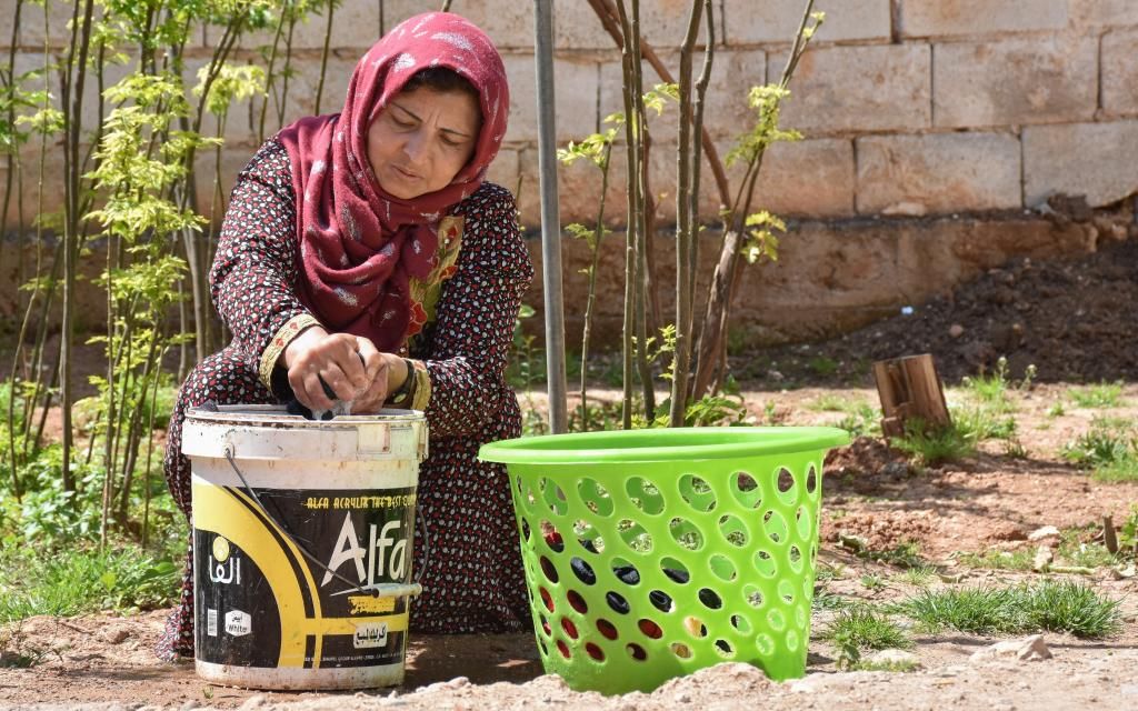 Sarah, de 37 años, siria y madre soltera de seis hijos, lava la ropa. Además de sus dos trabajos, cocina, limpia y cuida de sus hijos / Foto: Islam Mardini Oxfam