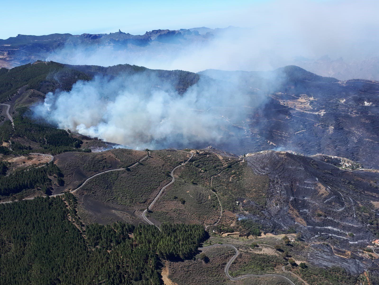 Las llamas avanzando en Artenara, Gran Canaria, en el que fue el peor fuego del año pasado / Foto: EP