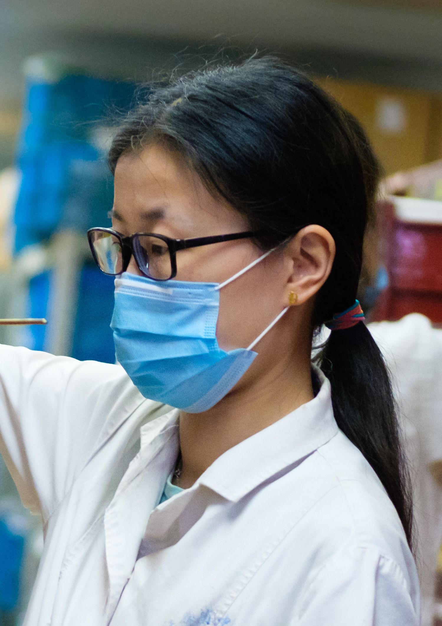Una sanitaria china se protege con una mascarilla / Foto: Wikipedia