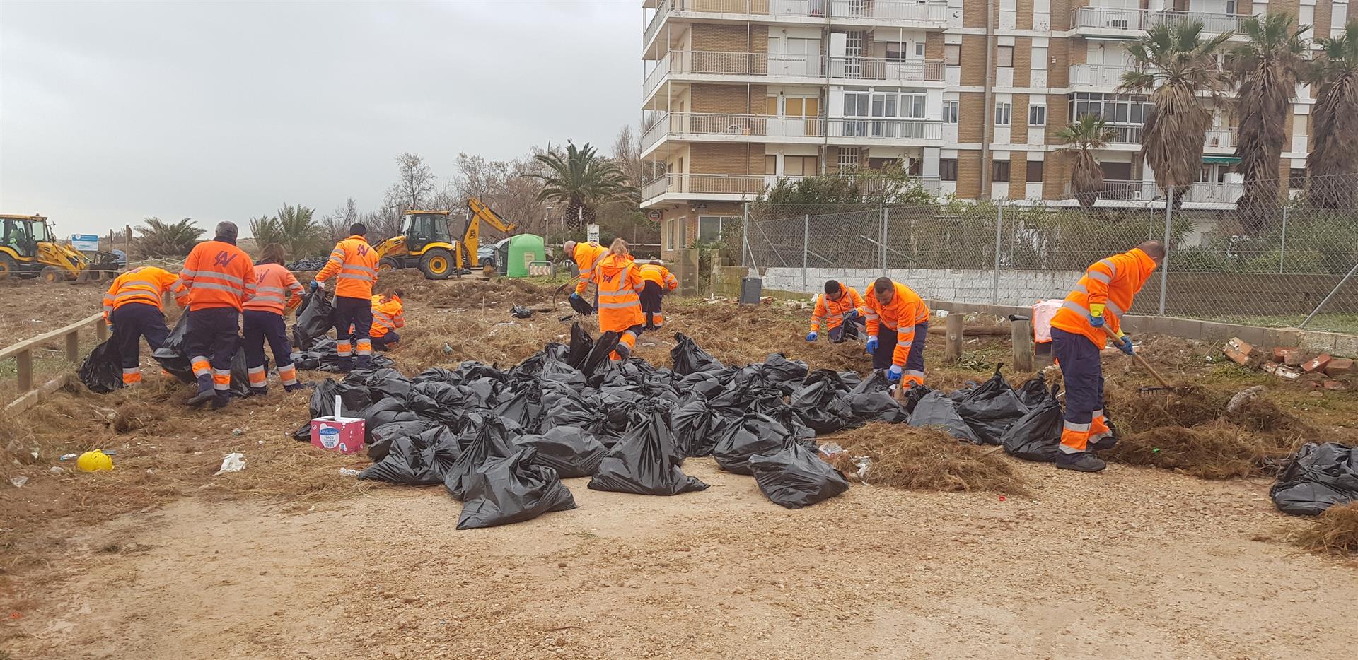 Recogida de residuos lanzados al litoral valenciano por el temporal / Foto: Ajuntament de València