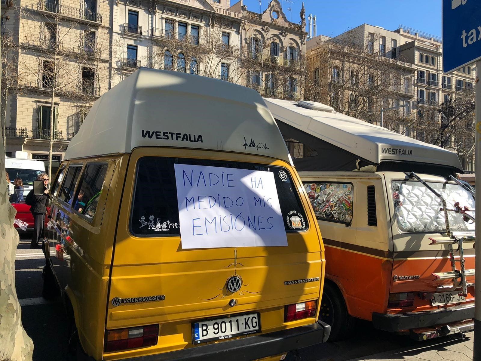 Vehículos participantes en la protesta en el centro de la capital catalana / Foto: EP