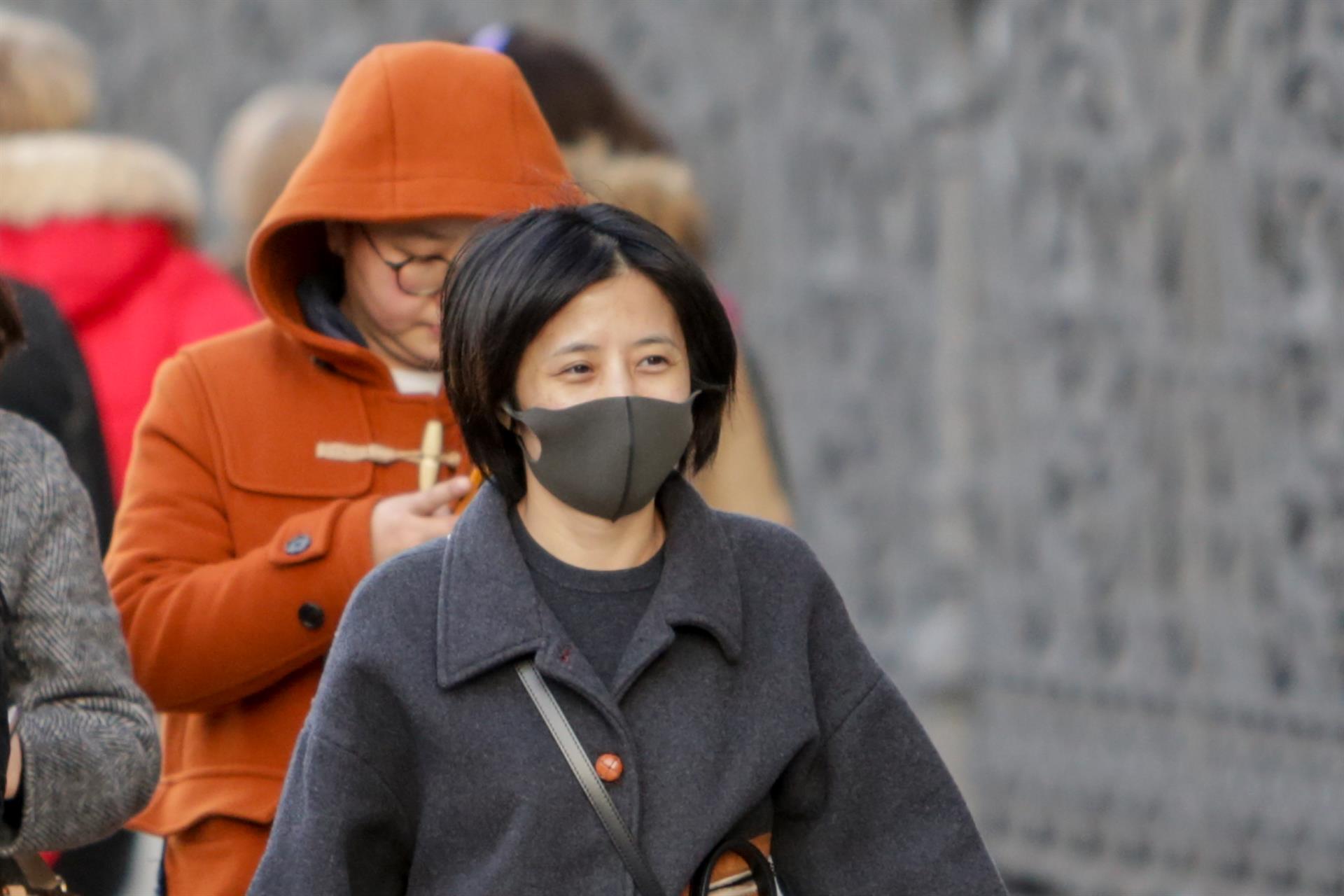 Una mujer se protege del contagio con una mascarilla en las calles de Madrid / Foto: Ricardo Rubio   EP