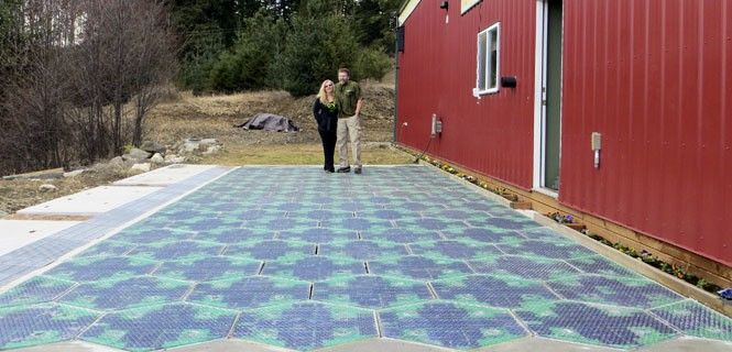 Los Brusaw con el prototipo de su aparcamiento / Foto: Solar Roadways