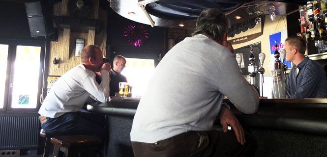 Tres hombres pasan su tiempo libre en un bar de la ciudad belga de Baarle-Hertog / Foto: JMP