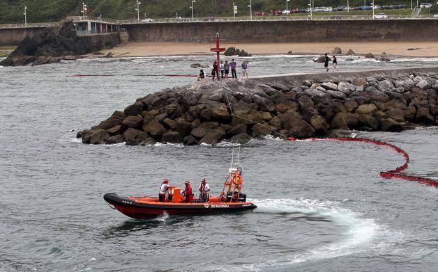 Los equipos de limpieza trabajan en la playa de La Palmera / Foto: EFE/J.L. Cereijido