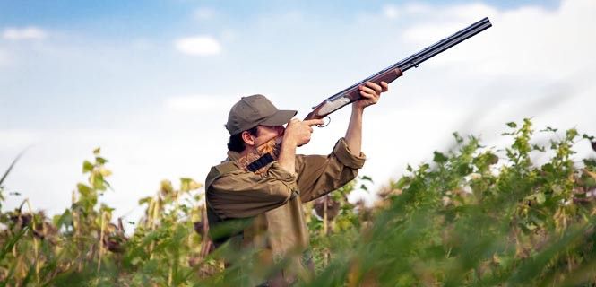 Un cazador se prepara para disparar a un ave / Foto: NanoStock