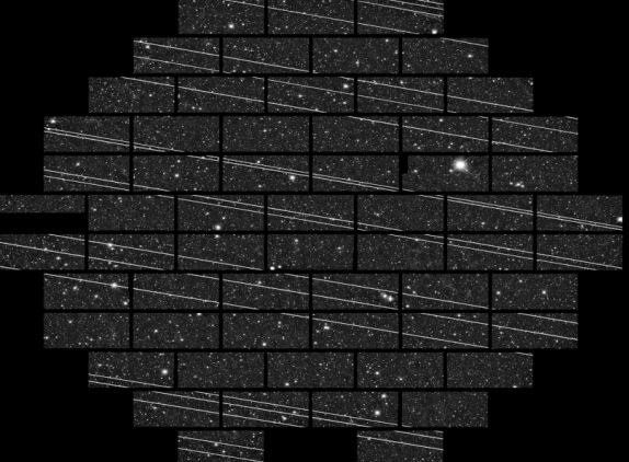 Satélites Starlink visibles en un mosaico de imagen astronómica / Foto:  NSFS National Optical Infrared Astronomy Research