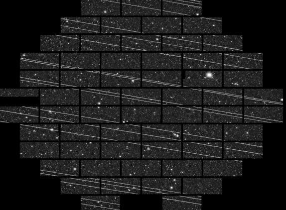 Satélites Starlink visibles en un mosaico de imagen astronómica / Foto:  NSFS National Optical Infrared Astronomy Research