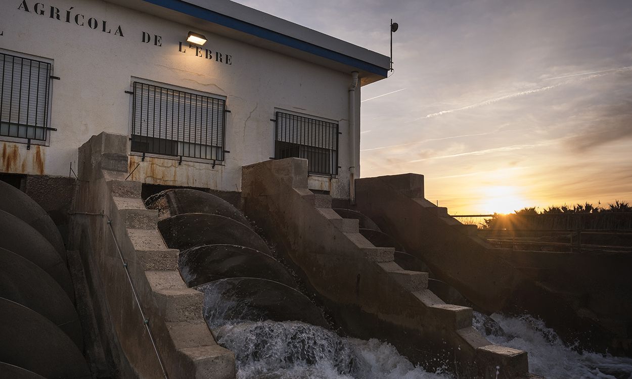 Bomba de desagüe en pleno funcionamiento cuatro días después del temporal, que la cubrió totalmente de arena / Foto: Josep Cano