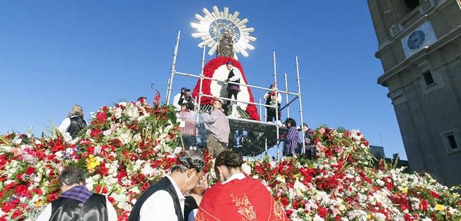 La Virgen del Pilar y el manto floral dispuesto por los creyentes. Seis millones de flores que pronto se aprovecharán para hacer compos / Foto: Ayuntamiento de Zaragoza