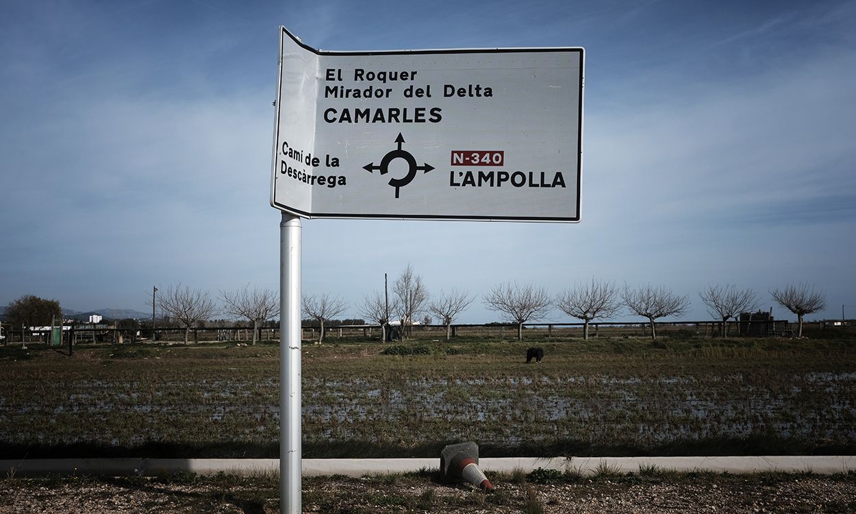 Indicador de carretera doblado por la fuerza del viento cerca de L'Ampolla / Foto: Josep Cano