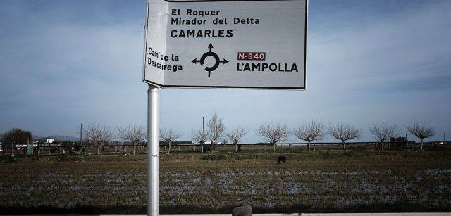 Indicador de carretera doblado por la fuerza del viento cerca de L'Ampolla / Foto: Josep Cano