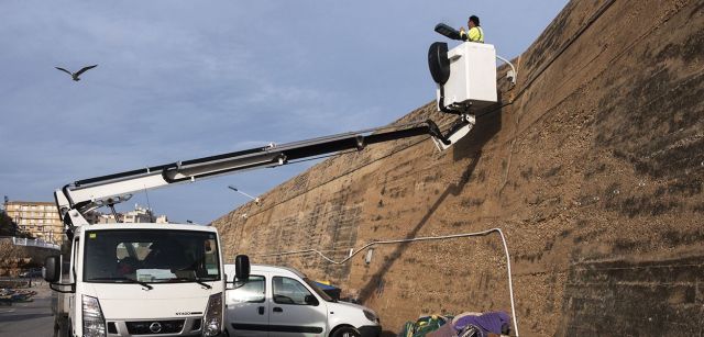 Las olas superaron este muro de protección del dique del puerto de L'Ametlla de Mar, uno de los más altos del Mediterráneo / Foto: Josep Cano