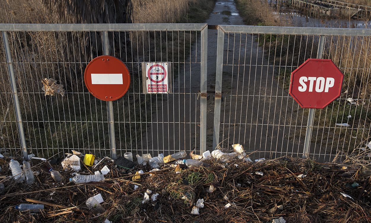 Basura expulsada por el oleaje acumulada en la entrada de una finca a cientos de metros de la costa / Foto: Josep Cano